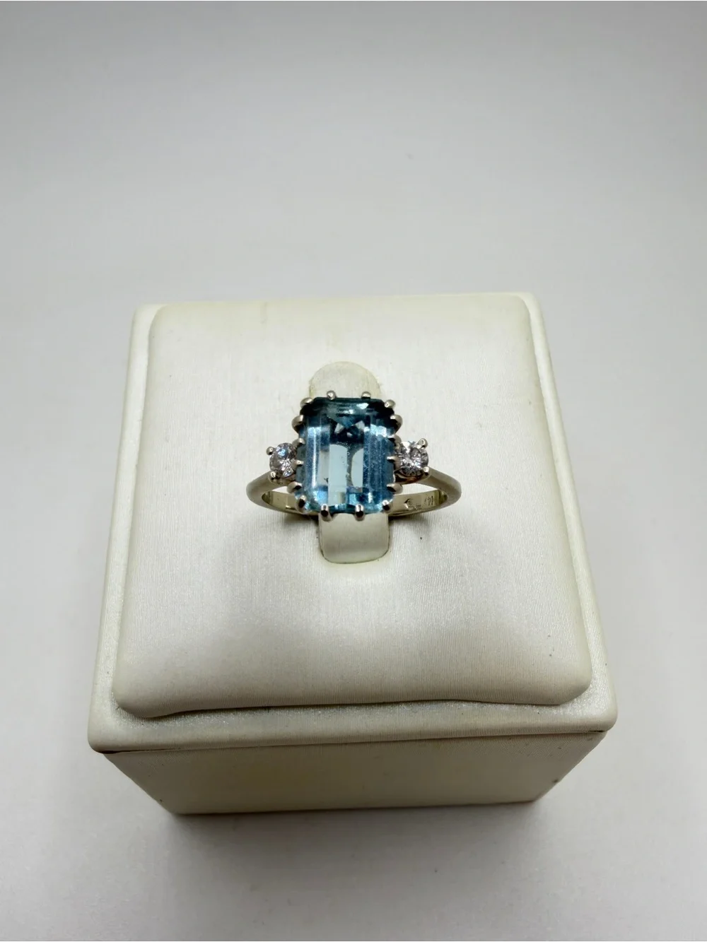 Vintage 8x6mm Natural AQUAMARINE w/ two 3mm natural diamonds ring in 14kt WG!